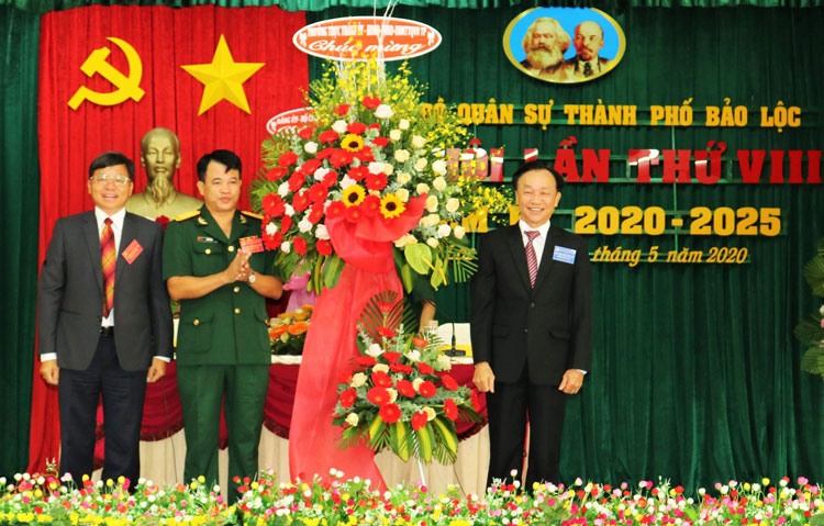 Đồng chí Dương Kim Viên - Phó Bí thư Thường trực Thành ủy Bảo Lộc tặng hoa chúc mừng Đại hội