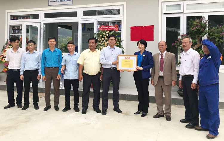 Đồng chí Phạm Thị Phúc-  Chủ tịch LĐLĐ tỉnh, trao bằng công nhận công trình sản phẩm mới cho Công đoàn cơ sở Công ty Xăng dầu Lâm Đồng