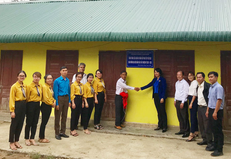 Đồng chí Phạm Thị Phúc - Chủ tịch LĐLĐ tỉnh, trao bằng công nhận công trình sản phẩm mới Công đoàn cơ sở Công ty TNHH MTV Lâm nghiệp Đơn Dương