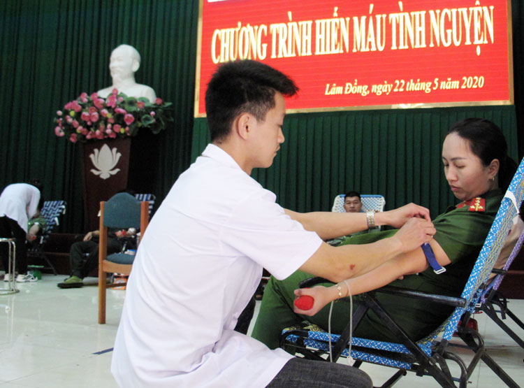 Bệnh viện Đa khoa Lâm Đồng tiếp nhận máu từ cán bộ chiến sĩ Công an tỉnh