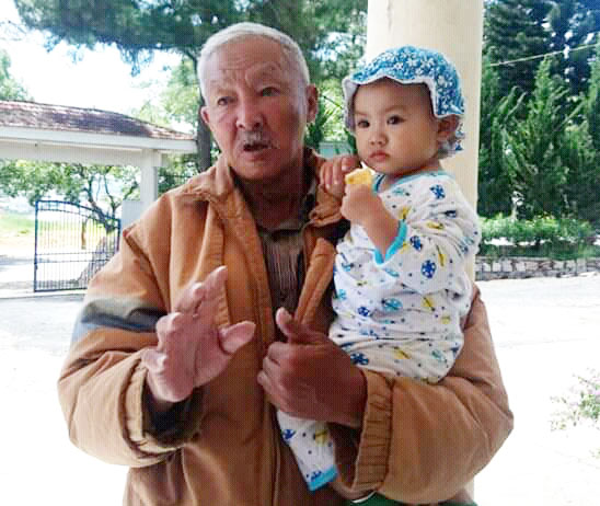 Bác Nguyễn Văn Vĩnh (chạy xe ôm) đã giao cháu bé cho Trung tâm Bảo trợ Xã hội Lâm Đồng