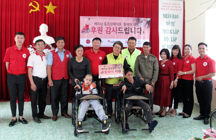 Chương trình trao tặng xe lăn cho người khuyết tật Việt Nam do người tình nguyện Hàn Quốc vận động tài trợ