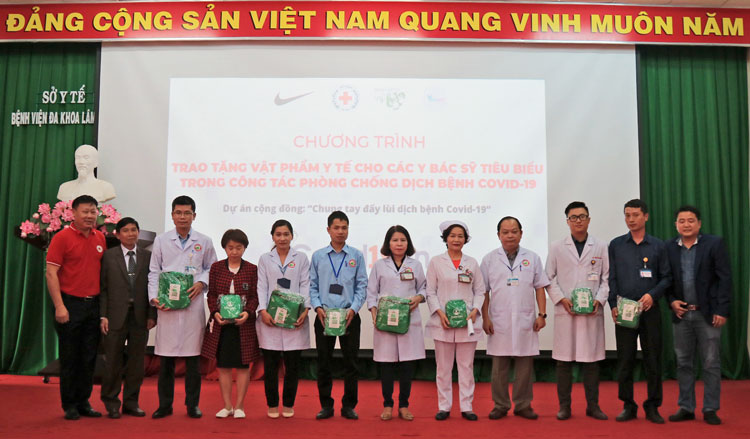 Các nhà tài trợ trao tặng vật phẩm y tế cho các y bác sĩ tiêu biểu trong phòng chống dịch Covid-19 tại Bệnh viện Đa khoa Lâm Đồng