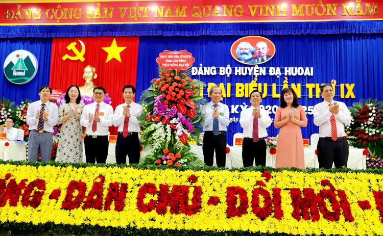 Bí Thư tỉnh ủy Lâm Đồng Nguyễn Xuân Tiến tặng hoa chúc mừng Đại hội Đại biểu Đảng bộ huyện Đạ Huoai nhiệm kỳ 2020 - 2025