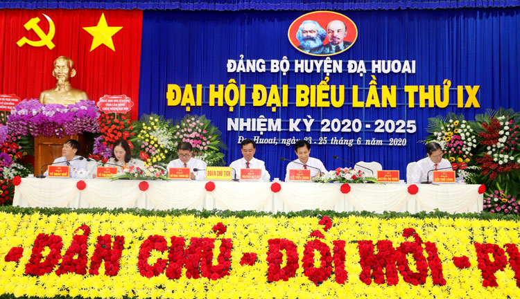 Đoàn Chủ tịch điều hành Đại hội Đại biểu Đảng bộ huyện Đạ Huoai nhiệm kỳ 2020 - 2025