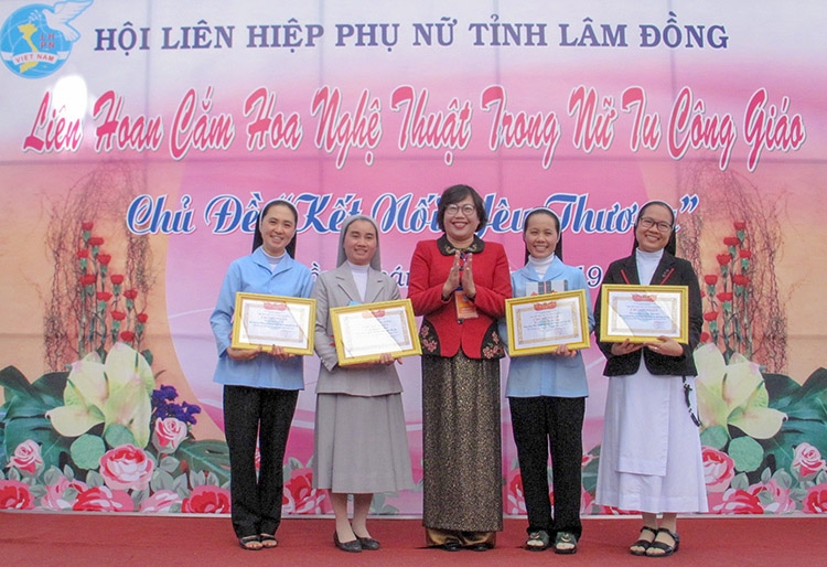 Liên hoan cắm hoa nghệ thuật trong nữ tu Công giáo do Hội LHPN tỉnh tổ chức