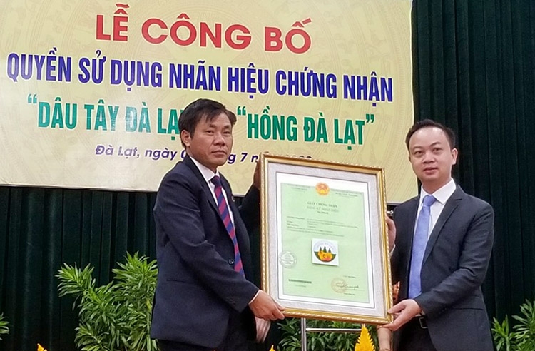 Phó Chủ tịch UBND thành phố Đà Lạt Nguyễn Văn Sơn nhận chứng nhận nhãn hiệu “Dâu tây Đà Lạt” và “Hồng Đà Lạt” từ đại diện Cục Sở hữu trí tuệ