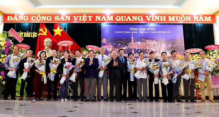 Lãnh đạo TP Bảo Lộc và Hiệp hội Doanh nghiệp tỉnh Lâm Đồng tặng hoa chúc mừng các thành viên trong Ban Chấp hành Chi hội Doanh nghiệp Bảo Lộc