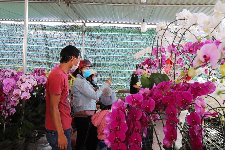 Người dân đi mua sắm tại chợ hoa Xuân chấp hành tốt việc đeo khẩu trang phòng chống dịch Covid - 19