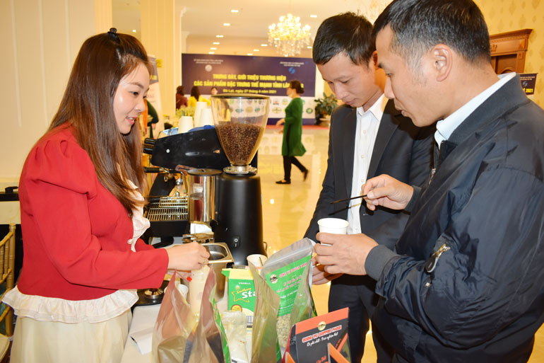 Khách tham quan các sản phẩm cà phê hạt nhân xanh Cầu Đất tại Đà Lạt