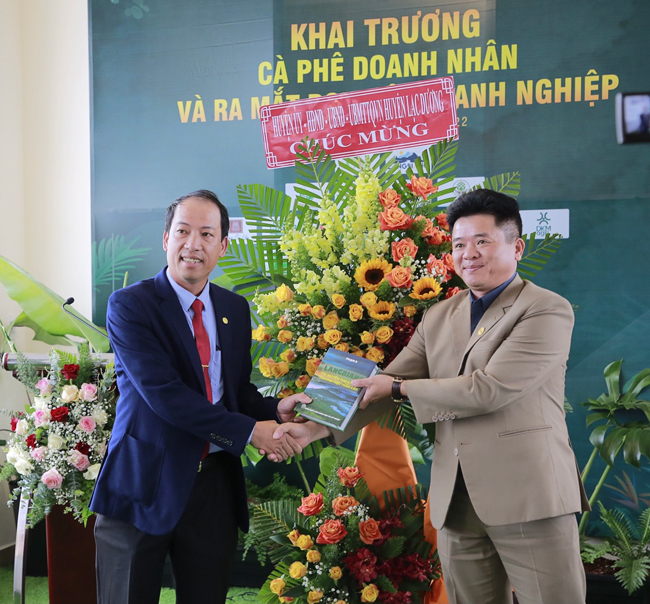 Chủ tịch UBND huyện Lạc Dương Sử Thanh Hoài (trái) tặng hoa chúc mừng Hội Doanh nghiệp huyện Lạc Dương