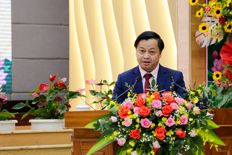 Ông Võ Văn Thanh đọc báo cáo tổng kết 20 năm hoạt động tín dụng chính sách