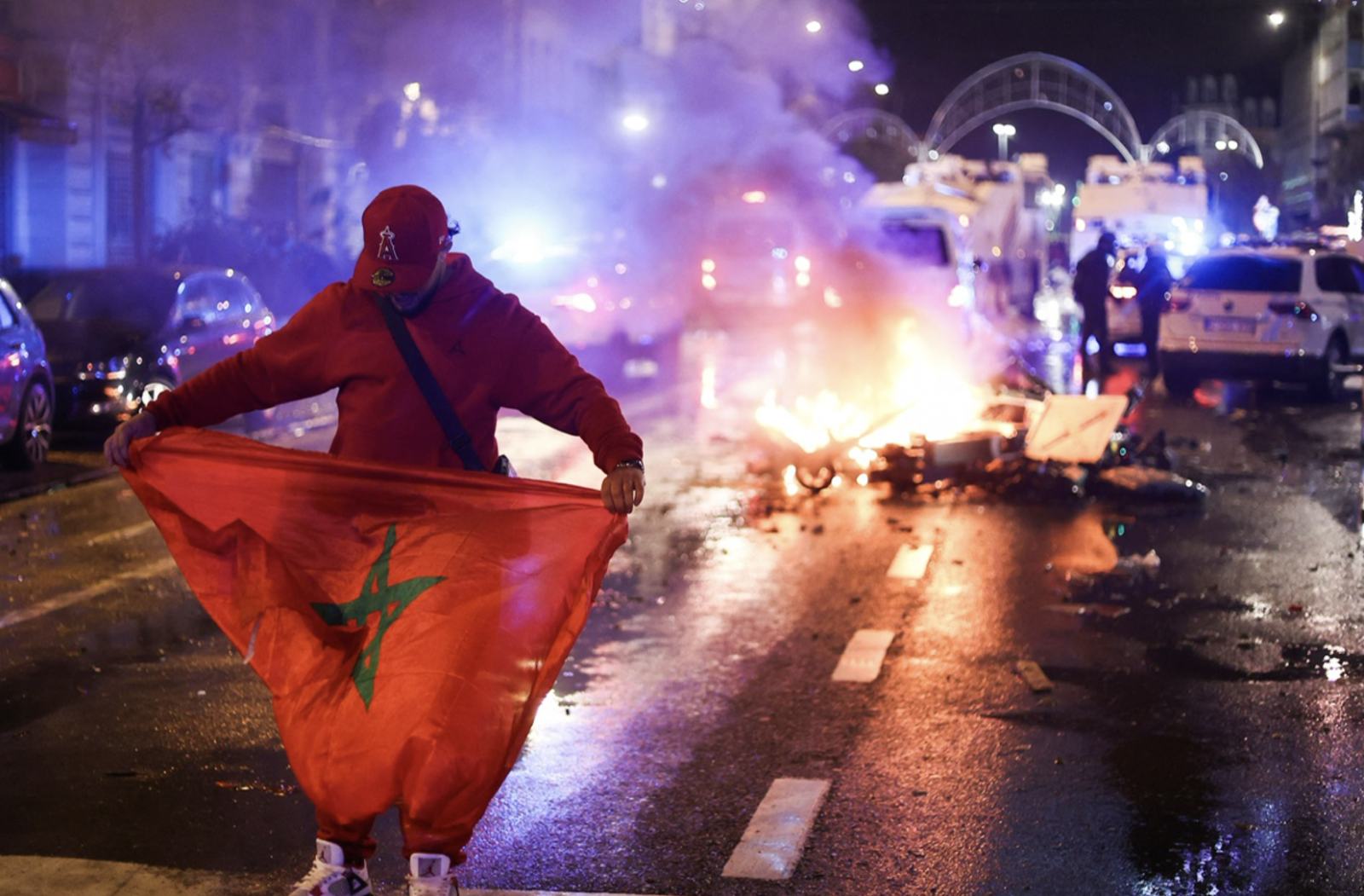Bạo loạn ở Brussels sau khi Bỉ thua Maroc tại World Cup 2022, cảnh sát dùng vòi rồng can thiệp