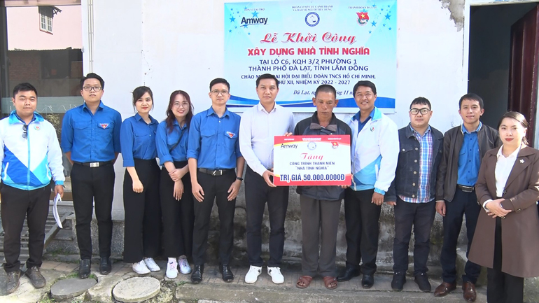 Thành Đoàn Đà Lạt trao tặng cho gia đình em Nguyễn Bùi Xuân Mai 50 triệu đồng để sửa chữa nhà ở