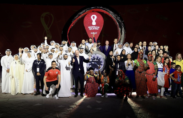 Tổng Thư ký FIFA Gianni Infantino cùng các quan chức và các đại biểu tại lễ ra mắt đồng hồ đếm ngược thời gian đến FIFA World Cup 2022 tại Qatar trong tháng 11/2022. Ảnh Internet 