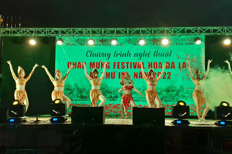 Nhà hát Ca múa nhạc Biển Xanh (Bình Thuận) đã mang đến các tiết mục nghệ thuật mang đậm bản sắc văn hóa vùng miền