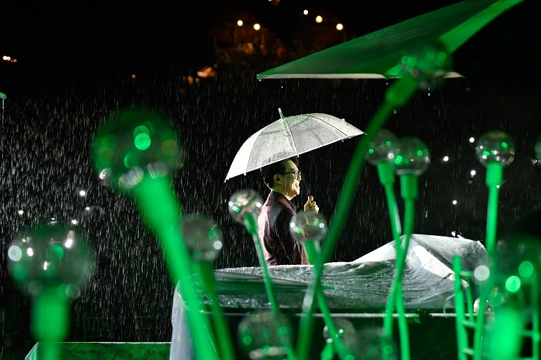 Ca sĩ Lê Hiếu hát trong màn mưa dày đặc