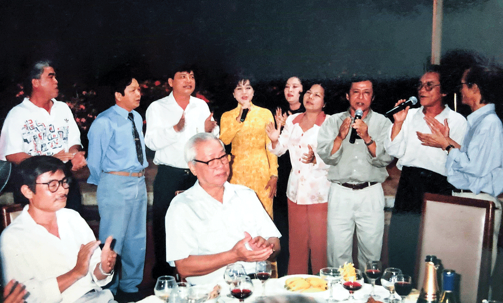 hủ tướng Võ Văn Kiệt cùng hát bài “Nối vòng tay lớn” với một số nhà báo, văn nghệ sĩ TP.HCM bên bờ sông Sài Gòn, 1999. Ảnh: TL