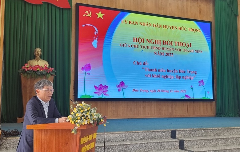 Đồng chí Nguyễn Văn Cường - Chủ tịch UBND huyện, phát biểu tại buổi đối thoại 