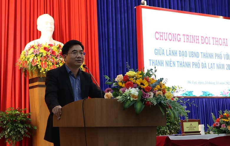 Đại diện Ngân hàng Chính sách Xã hội tỉnh Lâm Đồng trả lời các câu hỏi của thanh niên liên quan đến vốn vay