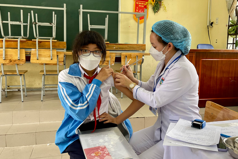 Tiêm vắc xin phòng Covid-19 cho học sinh tại TP Đà Lạt