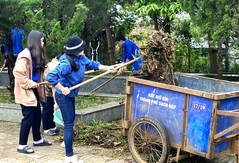 Bảo Lộc: Ra quân làm vệ sinh môi trường chào mừng Festival Hoa Đà Lạt