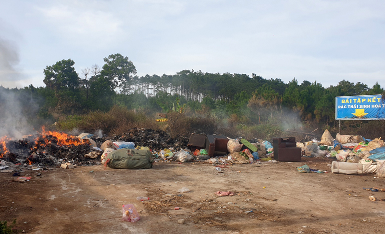 Bảo Lâm: Cháy âm ỉ tại bãi tập kết rác trên đường tỉnh 725