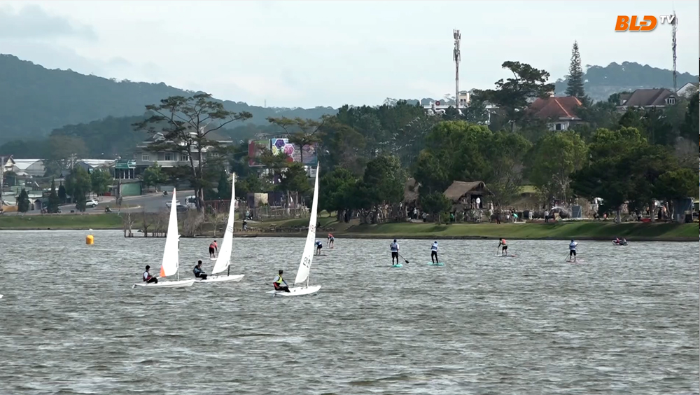Hấp dẫn giải đua ván chèo đứng và biểu diễn thuyền buồm trên hồ Xuân Hương