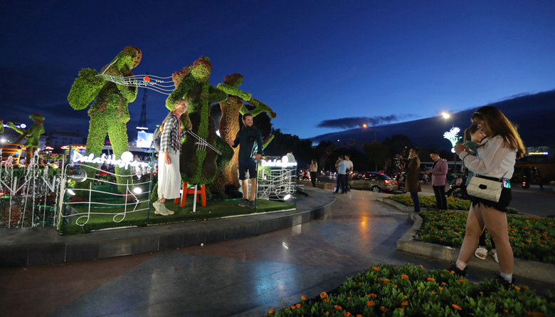 Tiểu cảnh hoa được thiết kế sinh động của Công ty TNHH Dalat Hasfarm tại Đài phun nước vòng xoay trước chợ đêm Đà Lạt được nhiều du khách thích thú