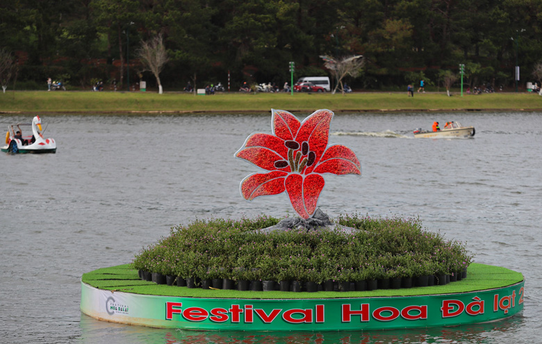 Những cánh hoa khổng lồ tượng trưng cho các loài hoa đặc trưng của 5 làng hoa trên địa bàn TP Đà Lạt là Vạn Thành, Hà Đông, Thái Phiên, Xuân Thành, Đa Thiện được lắp đặt trên hồ Xuân Hương