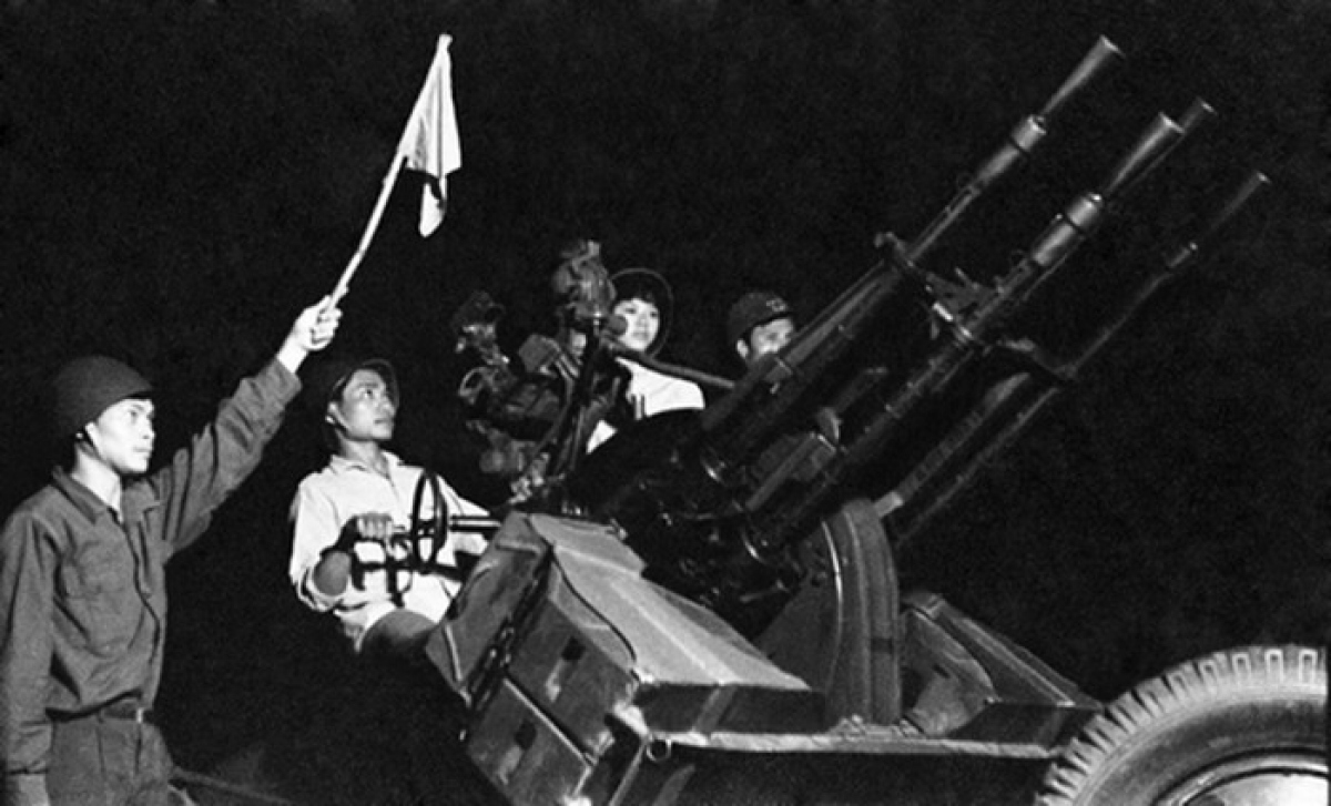 Tự vệ Nhà máy Y Hà Nội ngày đêm nêu cao tinh thần cảnh giác, luyện tập sẵn sàng chiến đấu, bắn rơi máy bay Mỹ gây tội ác ở Thủ đô trong 12 ngày đêm tháng 12/1972. Ảnh: TTXVN