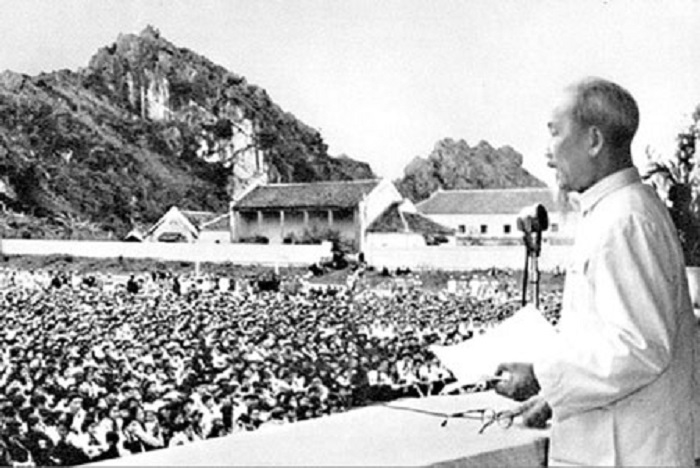 Chủ tịch Hồ Chí Minh nói chuyện với nhân dân các dân tộc tỉnh Lạng Sơn (23-2-1960). Ảnh tư liệu