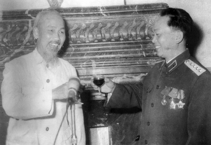 Chủ tịch Hồ Chí Minh và Đại tướng Võ Nguyên Giáp tại buổi chiêu đãi kỷ niệm Ngày thành lập Quân đội nhân dân Việt Nam ngày 22-12-1958. Ảnh tư liệu   