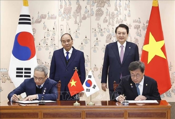 Chủ tịch nước Nguyễn Xuân Phúc và Tổng thống Hàn Quốc Yoon Suk-yeol chứng kiến lễ ký biên bản ghi nhớ về hợp tác trong lĩnh vực công nghệ thông tin và truyền thông giữa 2 nước