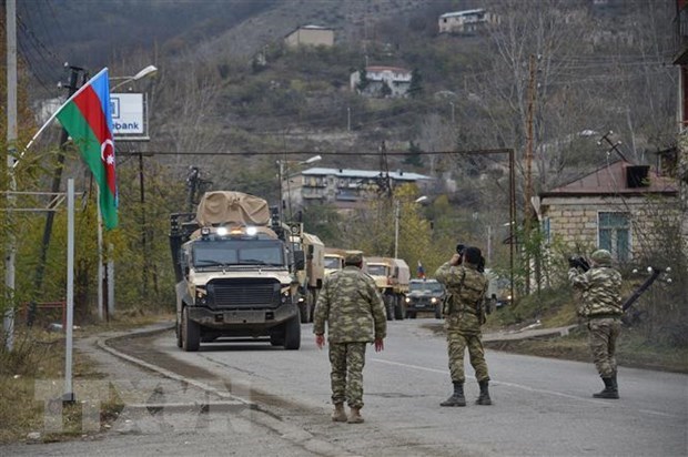 Binh sỹ và xe quân sự của Azerbaijan di chuyển qua thị trấn Lachin, gần khu vực biên giới với Armenia ngày 1/12/2020