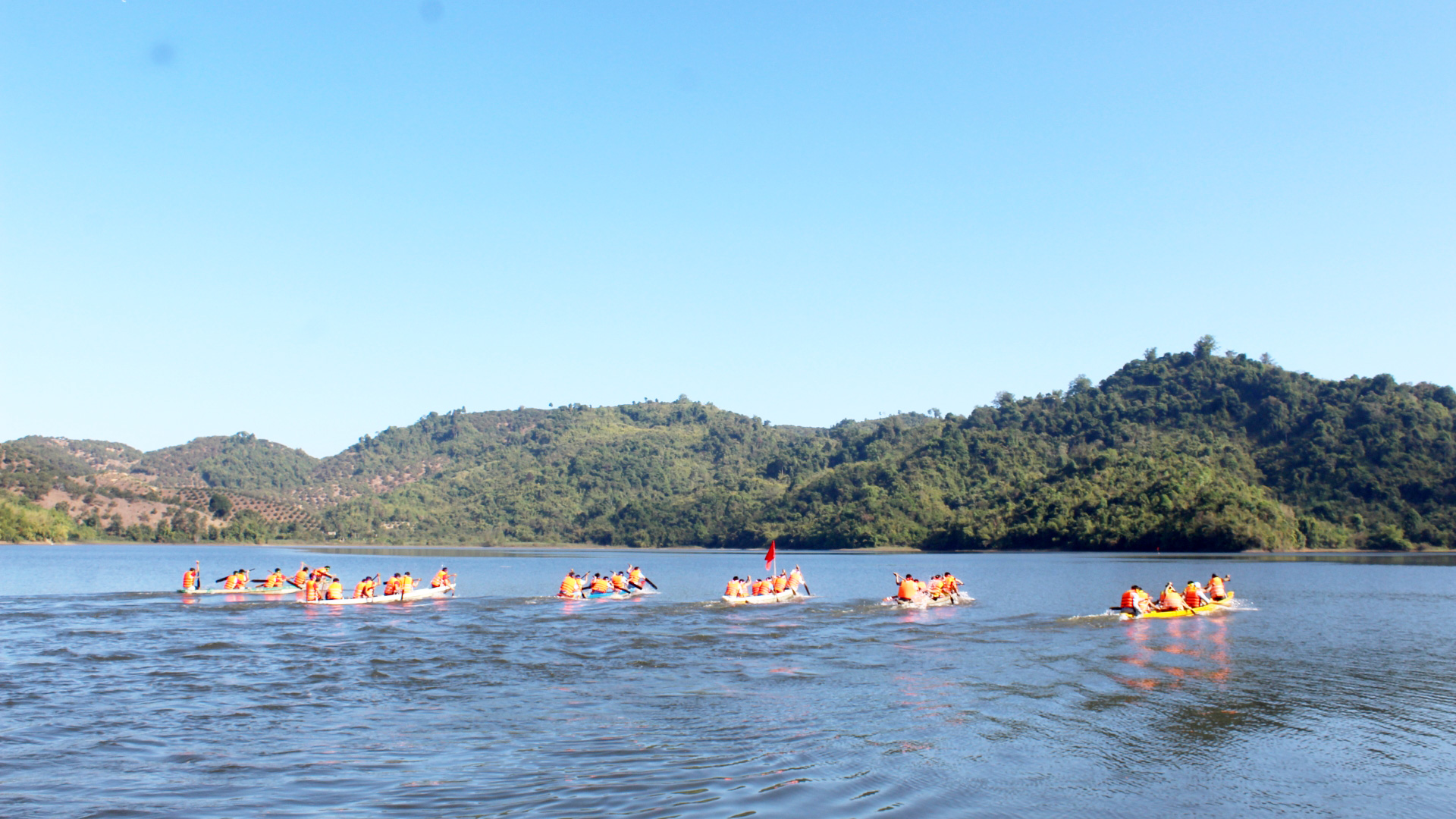Tưng bừng giải đua thuyền truyền thống trên hồ Đạ Hàm