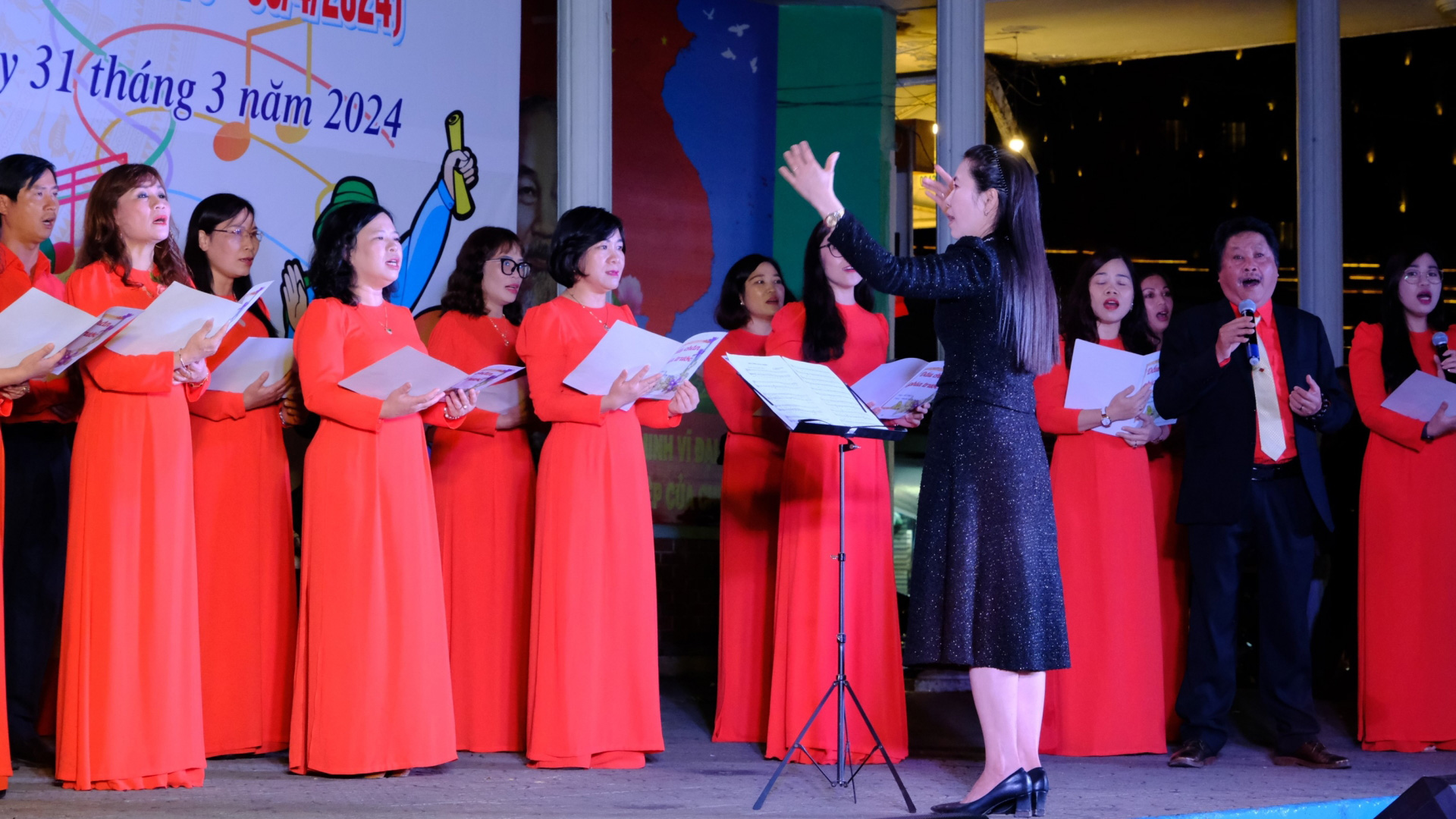 Liên hoan văn nghệ quần chúng kỷ niệm 49 năm Ngày giải phóng Đà Lạt - Lâm Đồng