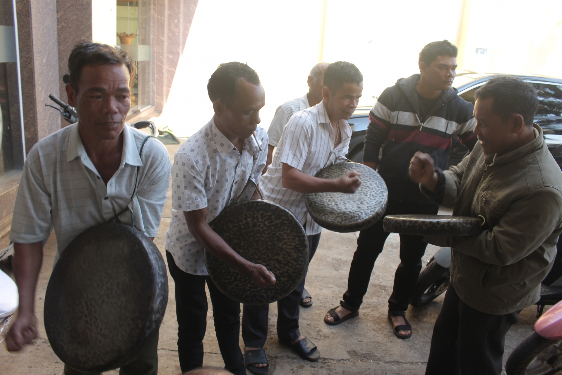 Mời nghệ nhân từ Quảng Nam vào Lâm Đồng truyền dạy chỉnh chiêng