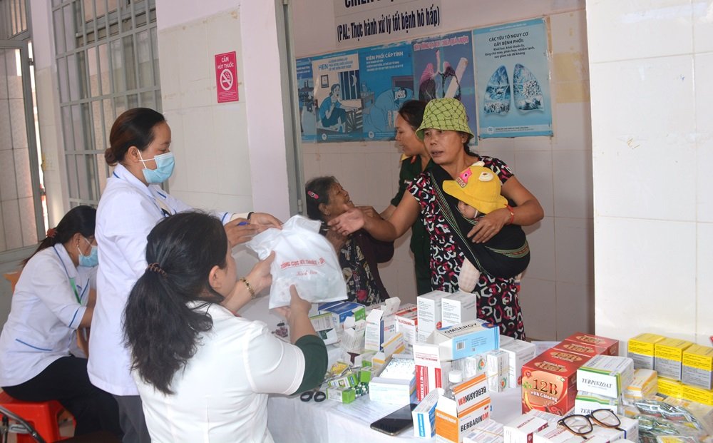 Tổng cục Kỹ thuật tổ chức khám, cấp thuốc miễn phí cho người dân xã N’Thol  Hạ