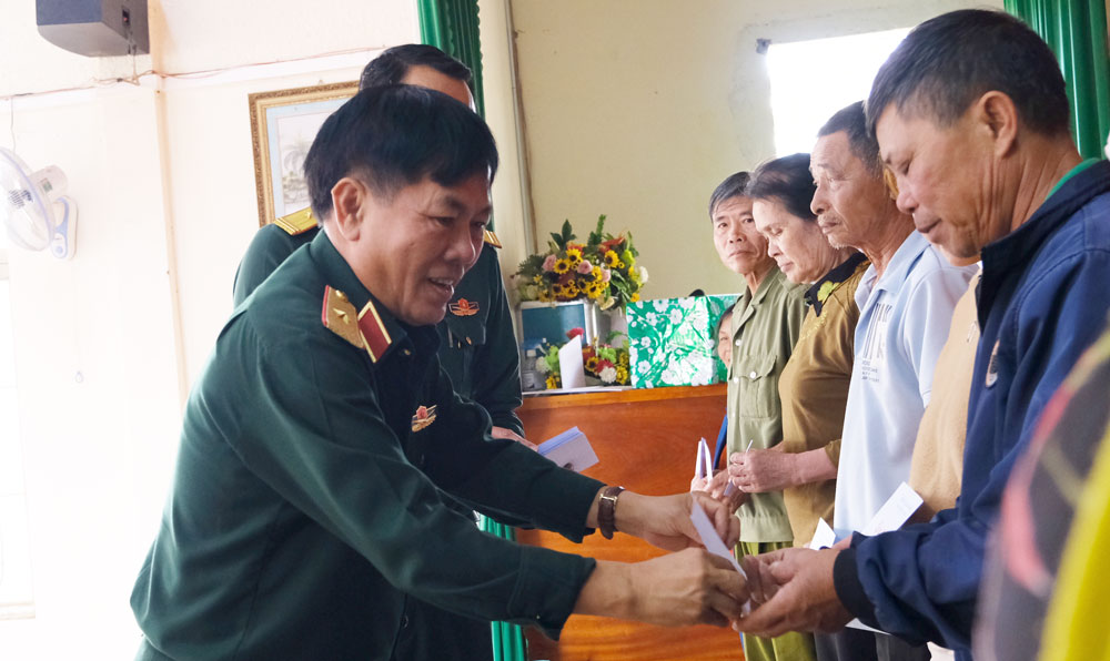 Học viện Lục quân tặng quà gia đình chính sách và hộ nghèo xã Hoài Đức, huyện Lâm Hà