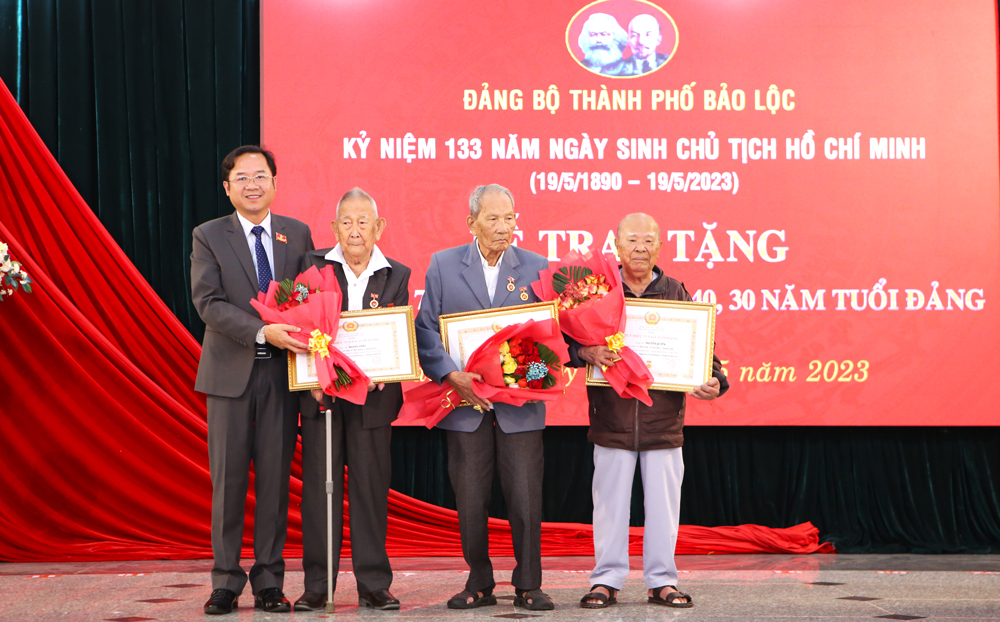Bảo Lộc: Trao tặng Huy hiệu Đảng đợt 19/5 cho 52 đảng viên