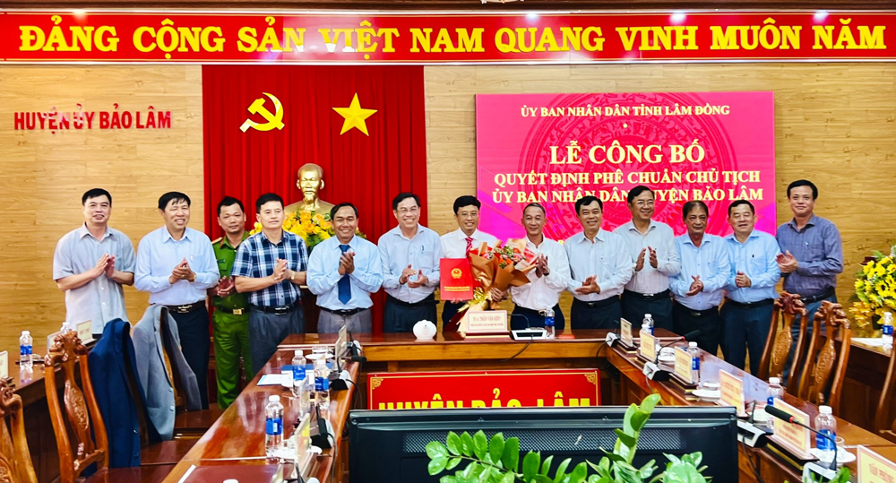 Trao Quyết định phê chuẩn kết quả bầu Chủ tịch UBND huyện Bảo Lâm