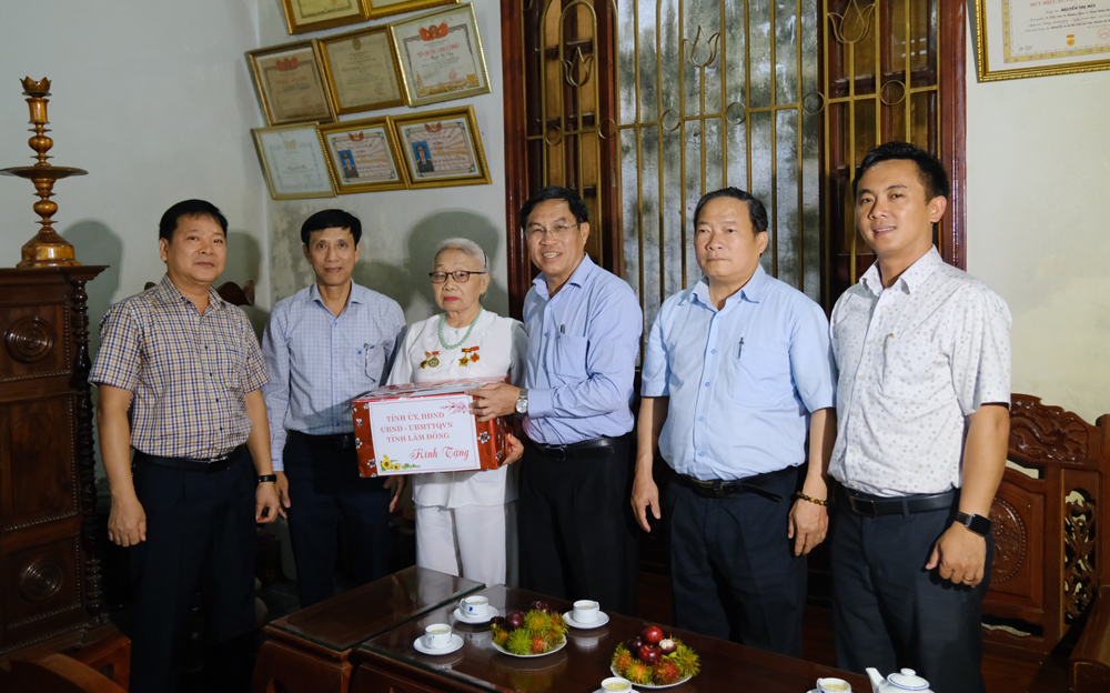 Phó Chủ tịch UBND tỉnh Lâm Đồng Võ Ngọc Hiệp thăm, tặng quà các gia đình chính sách tại Đạ Tẻh