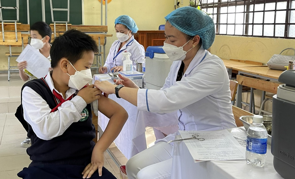 Tiếp tục tiêm chủng miễn phí vắc xin phòng Covid-19 cho Nhân dân