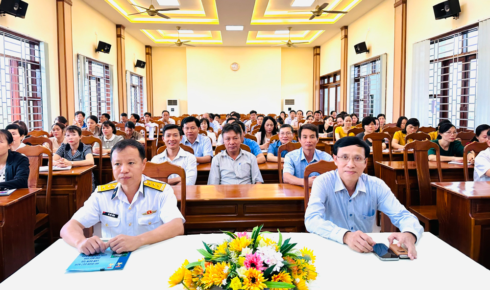 Bộ Tư lệnh Vùng 4 Hải quân tuyên truyền biển, đảo tại huyện Đạ Tẻh