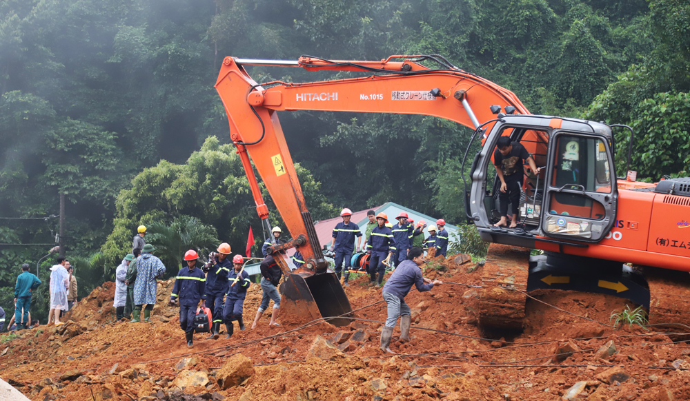 Khen thưởng 10 tập thể và 13 cá nhân có thành tích xuất sắc đột xuất trong vụ ứng cứu sạt lở đất đèo Bảo Lộc