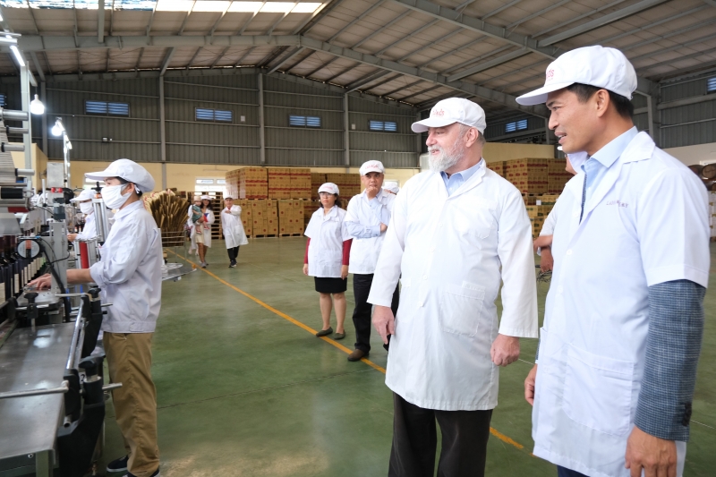 Đại sứ Cộng hoà Séc tham quan nhà máy sản xuất rượu vang tại Đà Lạt