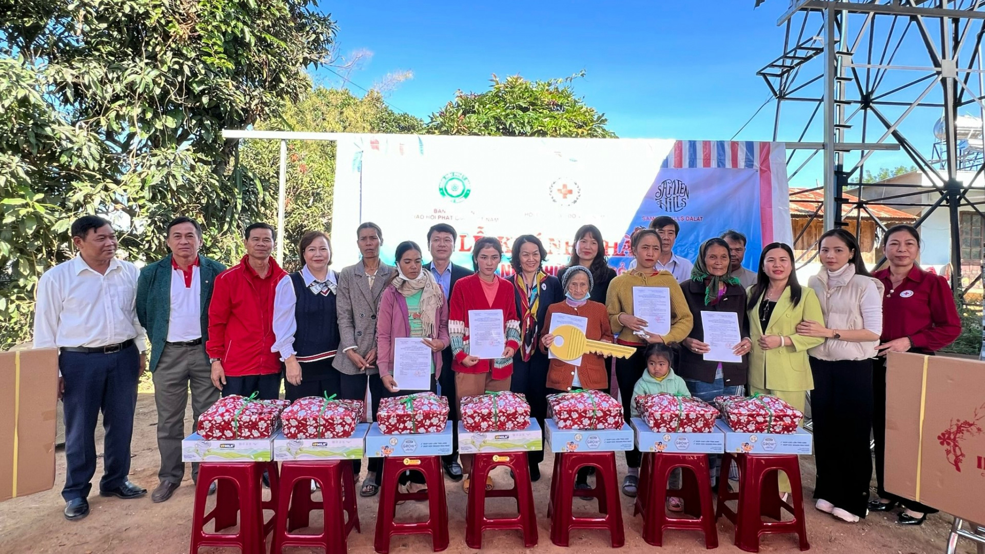 Đơn Dương: Trao tặng 7 nhà chữ thập đỏ cho các hộ nghèo