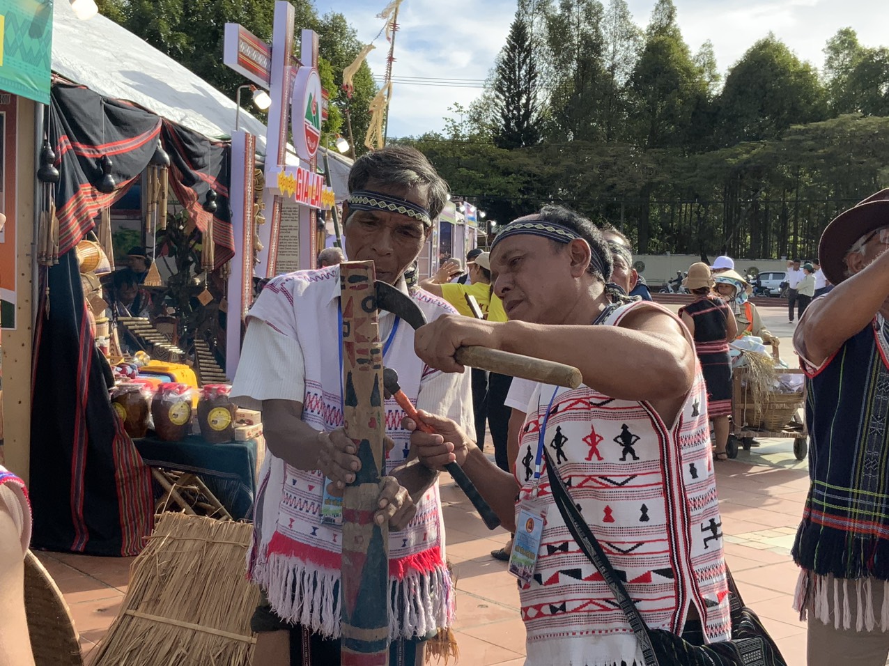 Đoàn nghệ nhân Lâm Đồng tạo dấu ấn trong Ngày hội Văn hóa, thể thao và du lịch các dân tộc Tây Nguyên