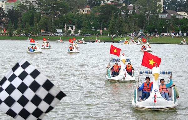 Đua xe đạp nước trên Hồ Xuân Hương lần 3